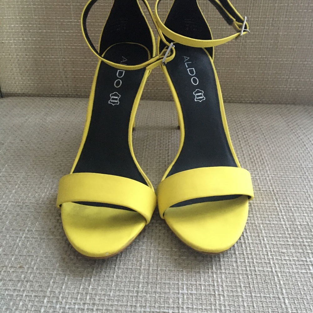 Elegant and simple yellow sandal